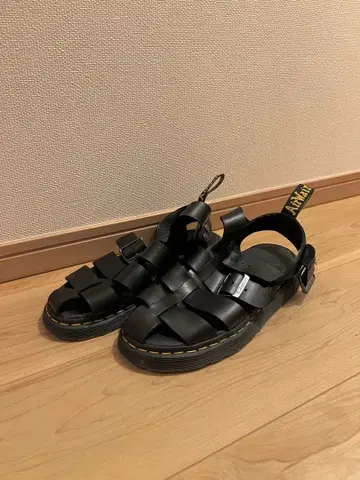 Dr. Martens 블랙 스트랩 샌들