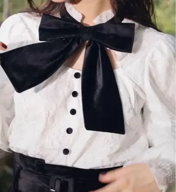 bubbles 오픈넥 리본 레이스 블라우스 긴팔