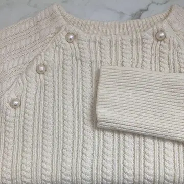 젠느 상의 펄 버튼 케이블 니트