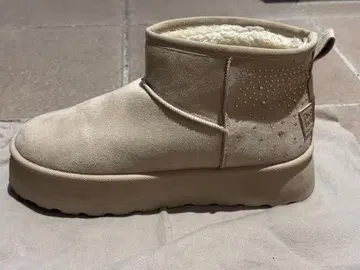 새상품급 kitson 스터드 장식 베이지 어그 부츠