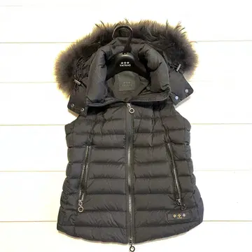 TATRAS 블랙 후드 부착 다운 베스트