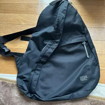 블랙 백팩 심플한 디자인