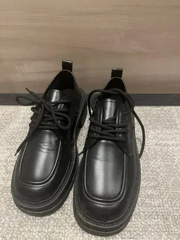 블랙 레이스업 신발