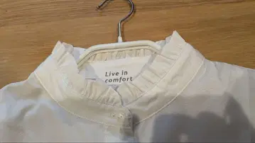 리브 인 컴포트 레이어드하기 좋은 화사한 넥 프릴 블라우스 S 사이즈