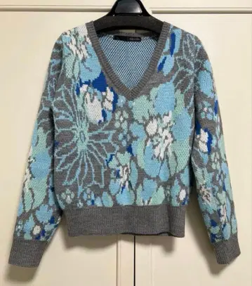 아도니스 s 꽃무늬 V넥 니트