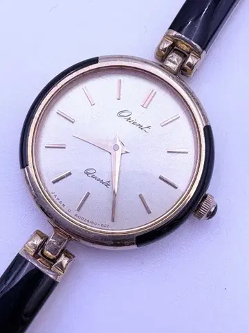 오리엔트 QZ A00418-00 B2 라이트 골드 다이얼 손목시계