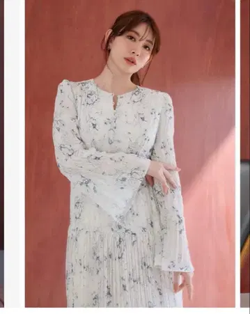 Herlipto Tiered Floral Pleated Dress