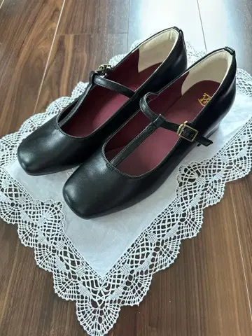 스트랩 포함 블랙 펌프스 25.0cm