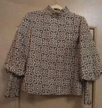 릴리 브라운 레이스 하이넥 상의