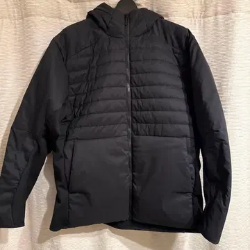 데상트 블랙 후드 부착 다운 자켓