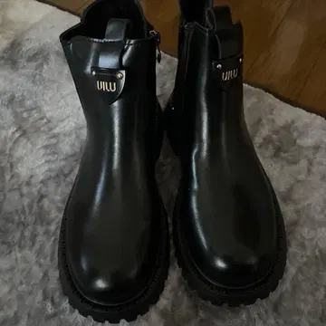 블랙 숏부츠 골드 로고