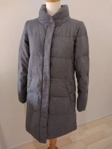 그레이 스탠드 카라 다운 코트 무릎 위 기장