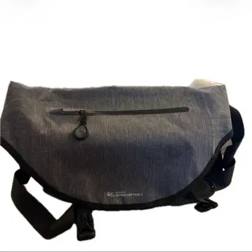 아오스타 인터셉터 II 메신저 백 M 차콜 그레이