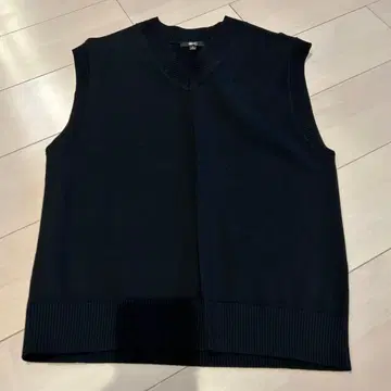 UNIQLO 블랙 V넥 니트 베스트 M