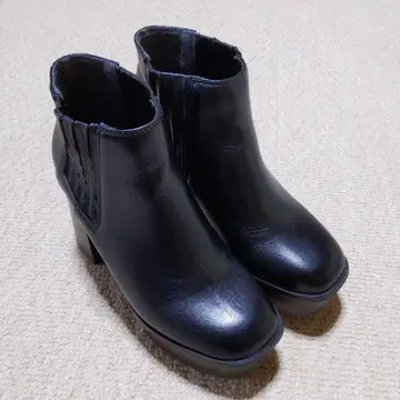 HARE 하레 블랙 컬러 사이드 고어 부츠 통굽 청키힐 23cm