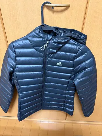 미사용 새상품 adidas 다운 자켓 M 후드 부착 다크 그레이