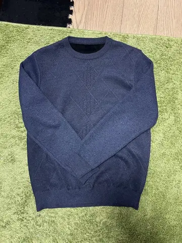 다크 그레이 다이아몬드 패턴 스웨터