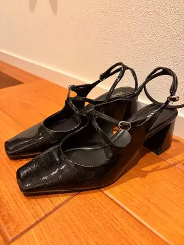 ZARA 블랙 스퀘어토 힐