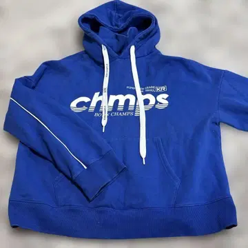 파란색 후드티 chmps