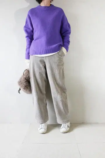 캐시미어 혼방 퍼플 니트 x 코듀로이 팬츠 코디