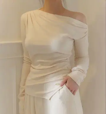 폴로 비대칭 드레이프 롱 슬리브 상의 아이보리