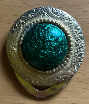 엠보싱 가공 브로치 그린 색석 포함