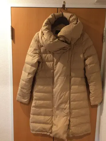 베이지 후드 부착 다운 자켓