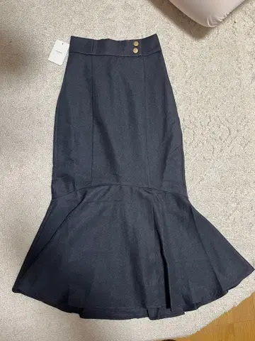 mipiarl 앞 슬릿 골드 버튼 머메이드 스커트 차콜
