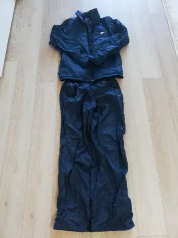 NIKE의 겨울용 다운과 속기모 팬츠