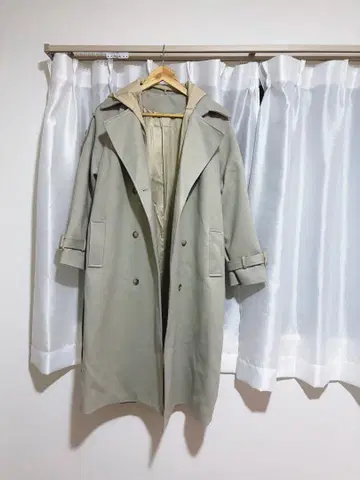 라이트 그레이 트렌치코트 후드 부착