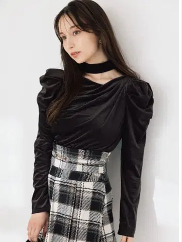 dazzlin 다즐린 초커 포함 드레이프 시어 벨로아 상의 신상