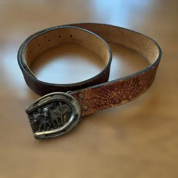 기사와 말 버클이 달린 브라운 가죽 벨트