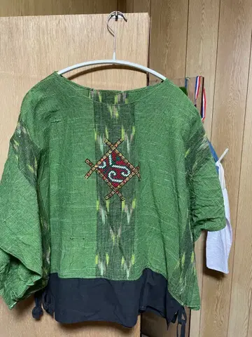 자수 장식 그린 컬러와 블랙 컬러의 칠부 소매 상의