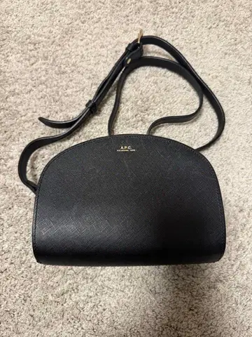 A.P.C 블랙 가죽 숄더백
