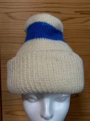 두툼한 니트 모자 화이트 컬러에 블루 라인