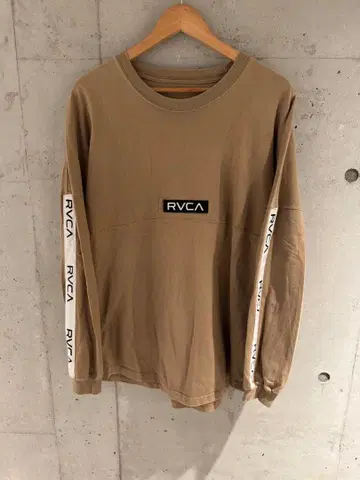 [ 새상품급 ] RVCA 테이프 로고 롱 T 베이지 M