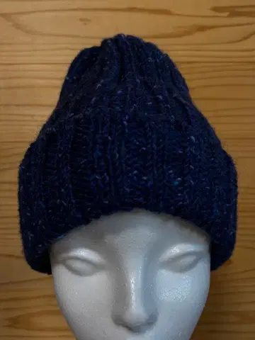 네프가 들어간 네이비 니트 모자
