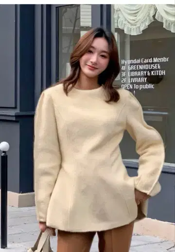 BIRTHDAY BASH 크림색 플레어 실루엣 니트