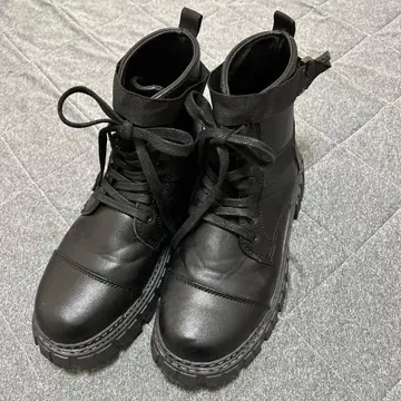 블랙 하이컷 통굽 부츠 밑창