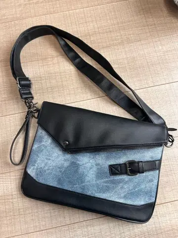 플랩 숄더백 블랙 그레이