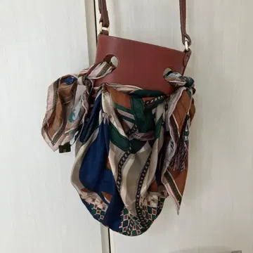 스카프 포함 브라운 숄더백