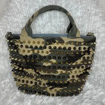 새상품급 카모 패턴 스터드 토트백 (숄더 스트랩 없음)