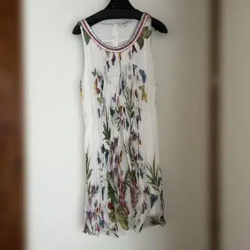 꽃과 나비 프린트 슬리브리스 원피스