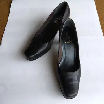 우사기야의 신발 23.5cm 블랙 레더 스퀘어 힐 펌프스