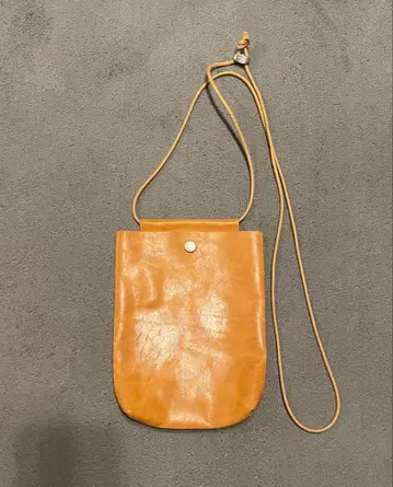 [ 새상품급 ] 카멜 가죽 스마트폰 숄더백