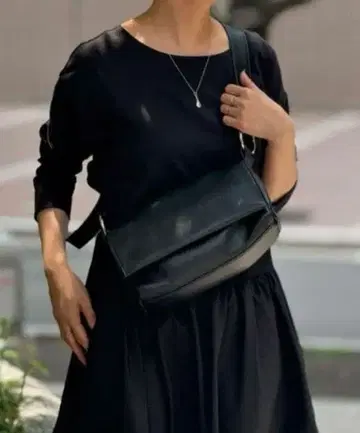 BEARDSLEY 비어즐리 가죽 바디백 블랙