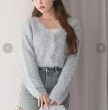 NICE CLAUP 골드 버튼 페더 숏 가디건 스카이블루 니트