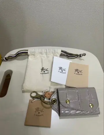 미사용 새상품 IL BISONTE 그레이 가죽 키케이스