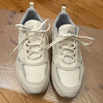 PUMA 화이트 스니커즈