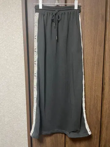 티티카카 Orale! 사이드 크로셰 맨투맨 내로우 스커트